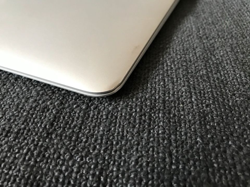 MacBook Air 11“ 256 GB SSD 4 GB Speicher gut erhalten mit Zubehö in Dortmund