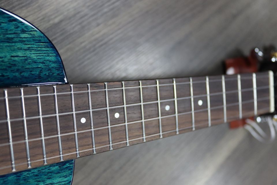 UMA Sopran Ukulele UK-20SSP Pineapple Blue Vollmassiv NEU! in Aachen