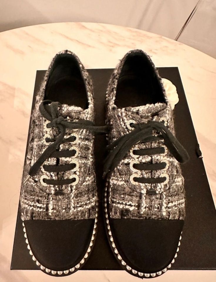 Chanel Tweed Schnürschuhe 37,5 Schwarz Grau Damen Schuhe TOP!!! in Berlin