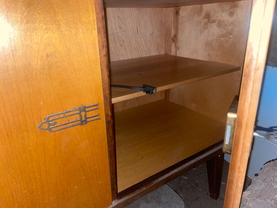 Alter Schrank in Satuelle