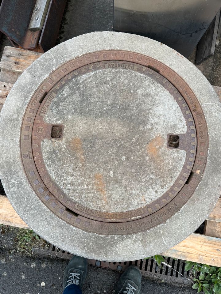 Kanaldeckel Schachtdeckel mit Ring Beton gebraucht in Wartenberg