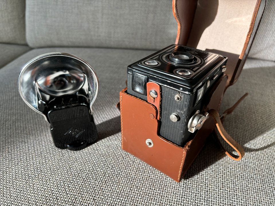 Agfa Synchro Box mit Blitz, Ledertasche und Beschreibungen in Deckenpfronn