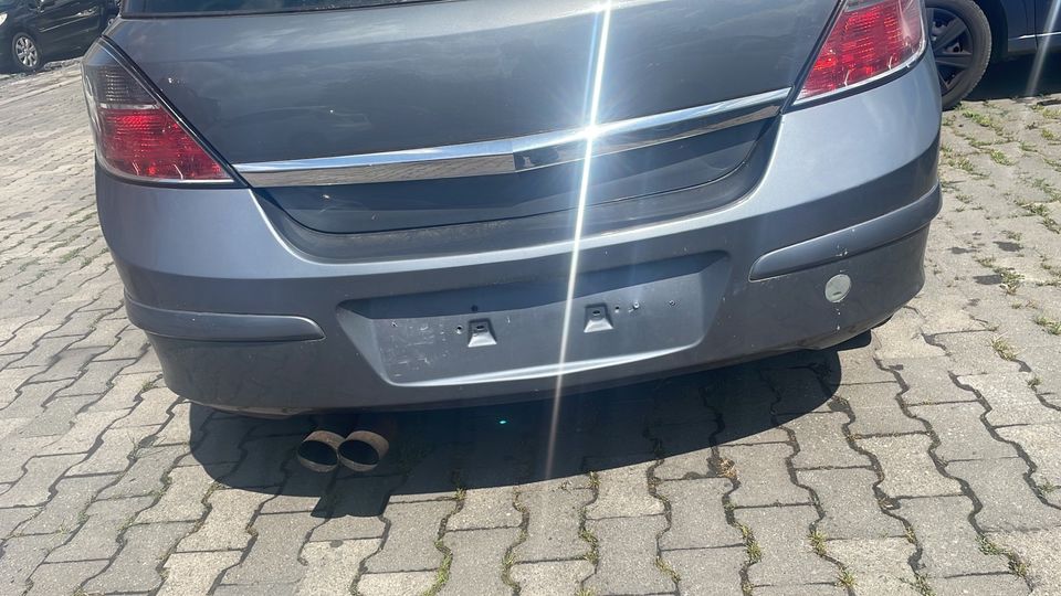 Opel Astra H Limousine Stoßstange hinten Heckstoßstange Z155 grau
