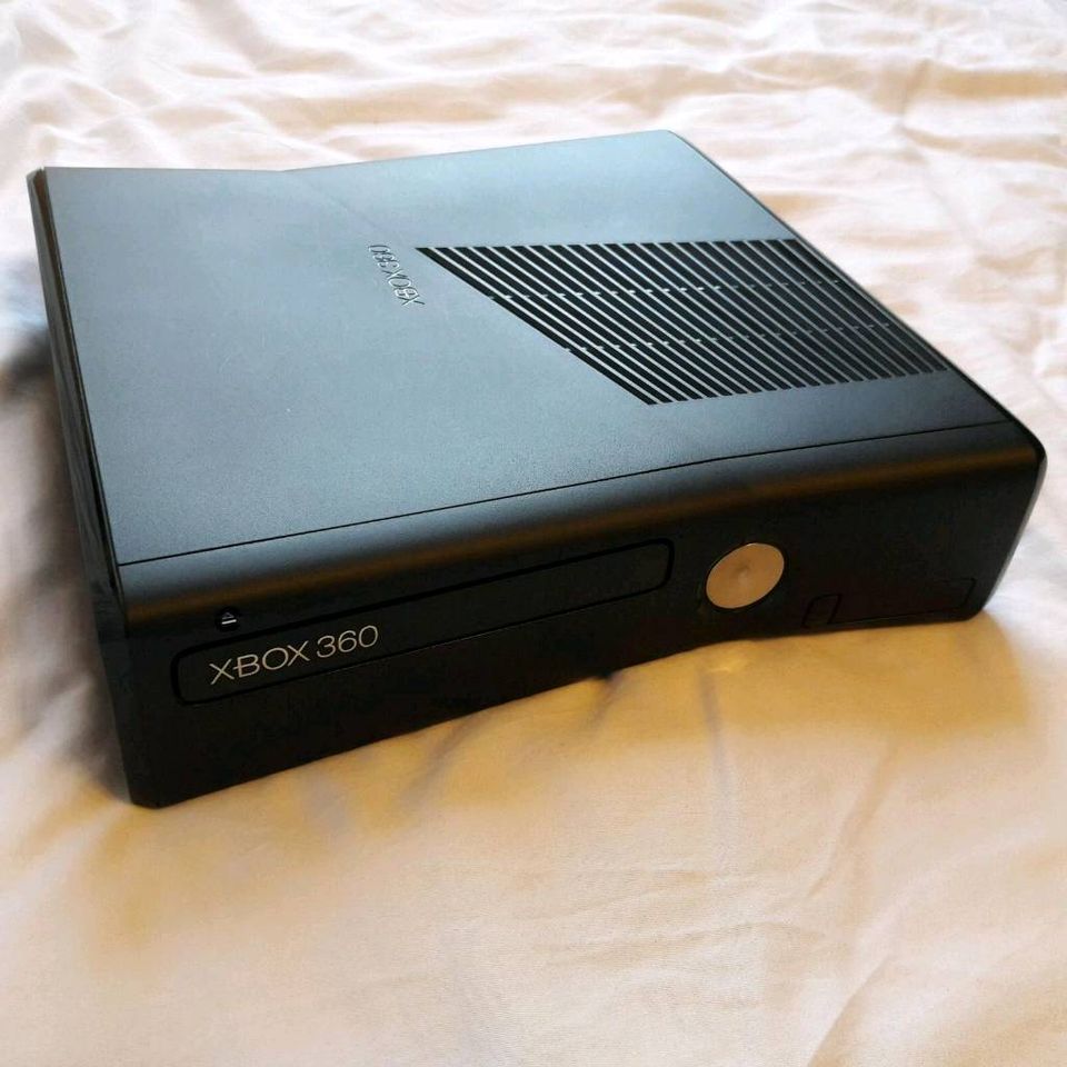XBox 360 Slim (schwarz), 250 GB Festplatte, 2 Controller, Headset in Gütersloh