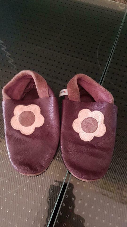 Lederschluppis Pantoffeln für Mädchen lila mit blume in Essen