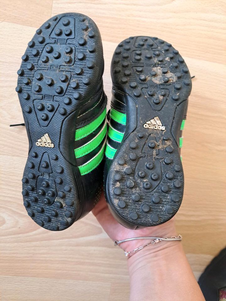 Fußballschuhe Adidas Gr 12 entspricht 29 in Ostheim