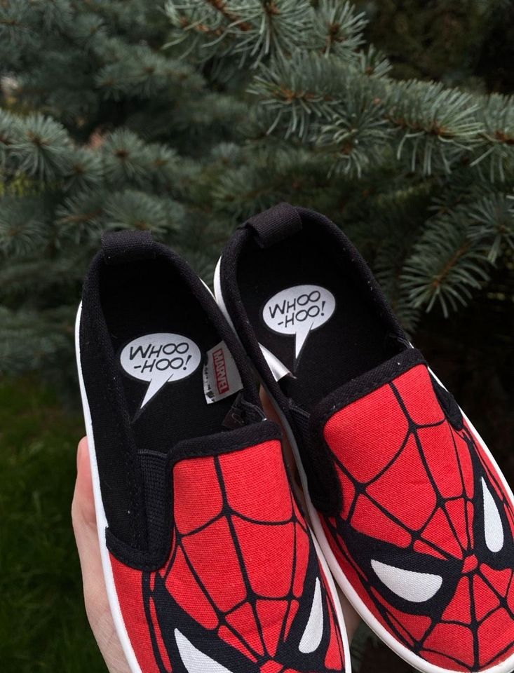 Kinderschuhe junge sneakers H&M marvel Schuhe in Berlin