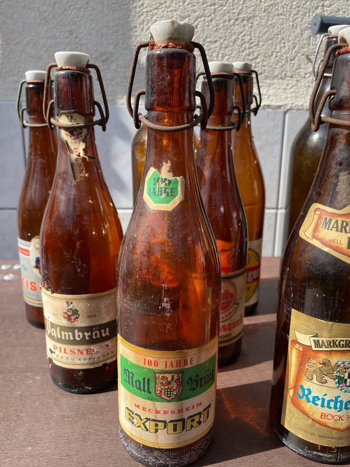 Alte leere Bierflaschen verschiedener Brauereien und Biersorten in Edingen-Neckarhausen