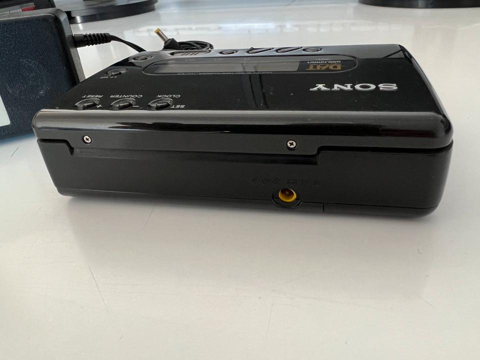 Sony TCD-D8 DAT Recorder Walkman RMR-D3 Fernbedienung Full Sony TCD-D8 DAT Recorder Walkman RMR-D3 Fernbedienung Full