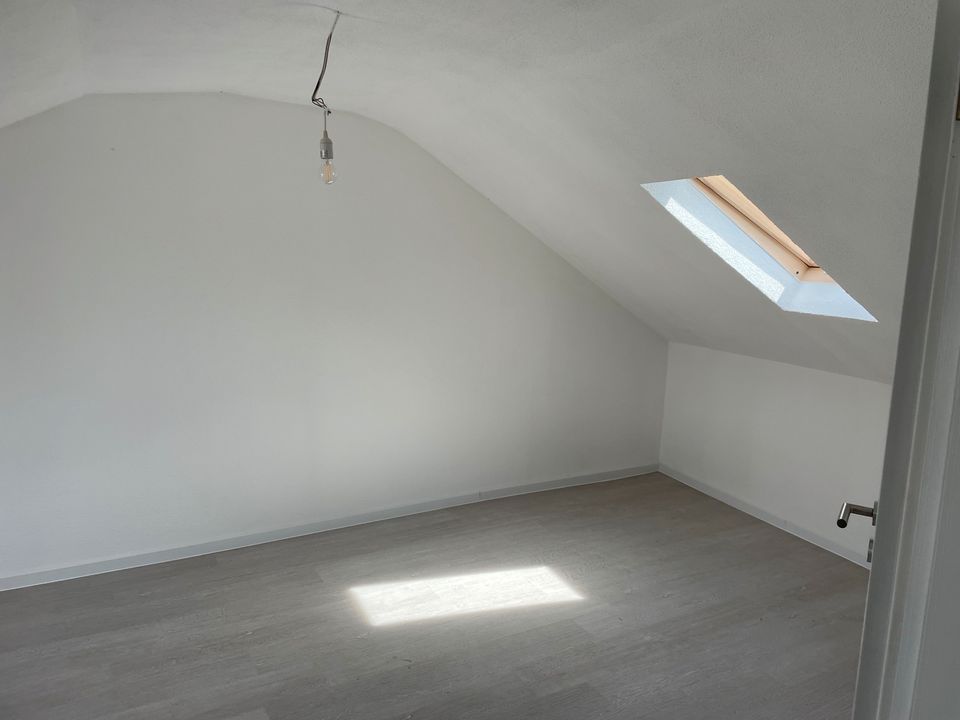 Frisch renovierte Dachgeschoss Wohnung! in Hösbach