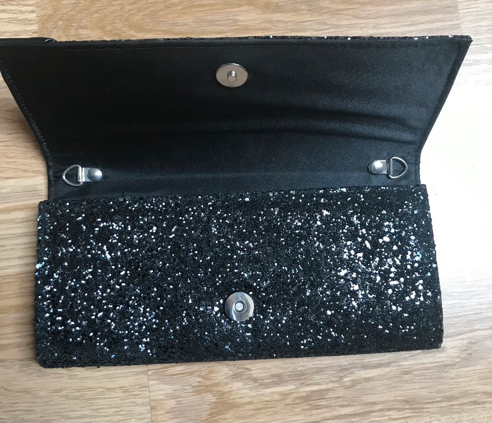 Schwarze Clutch in Köln