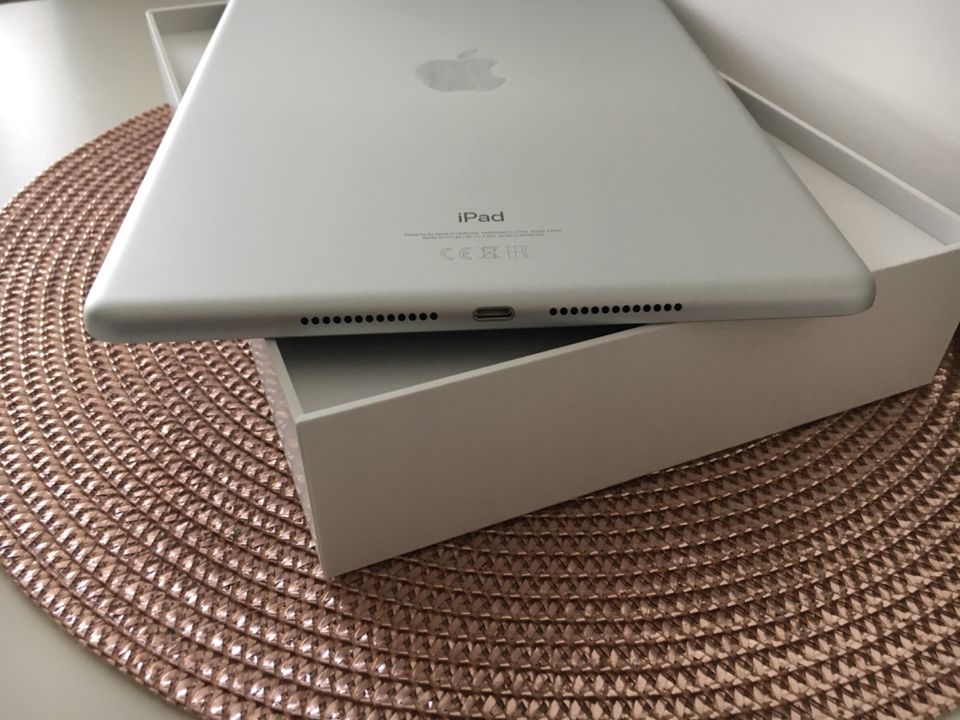 Apple iPad ⭐️ neuwertig OVP 9. Generation 10.2 64GB Wi-Fi silber in Langweid am Lech