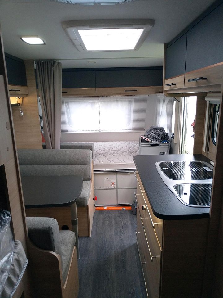 **WOHNWAGEN ,,CARAVELAIR"MODELL ,,ALBA 497 FAMILY *DREIER STOCKB* in Enger