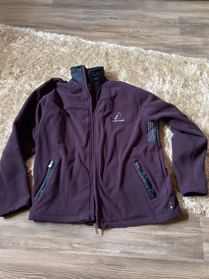 Warme Fleecjacke sehr aufwändig gearbeitet mit vielen Details in Nettersheim
