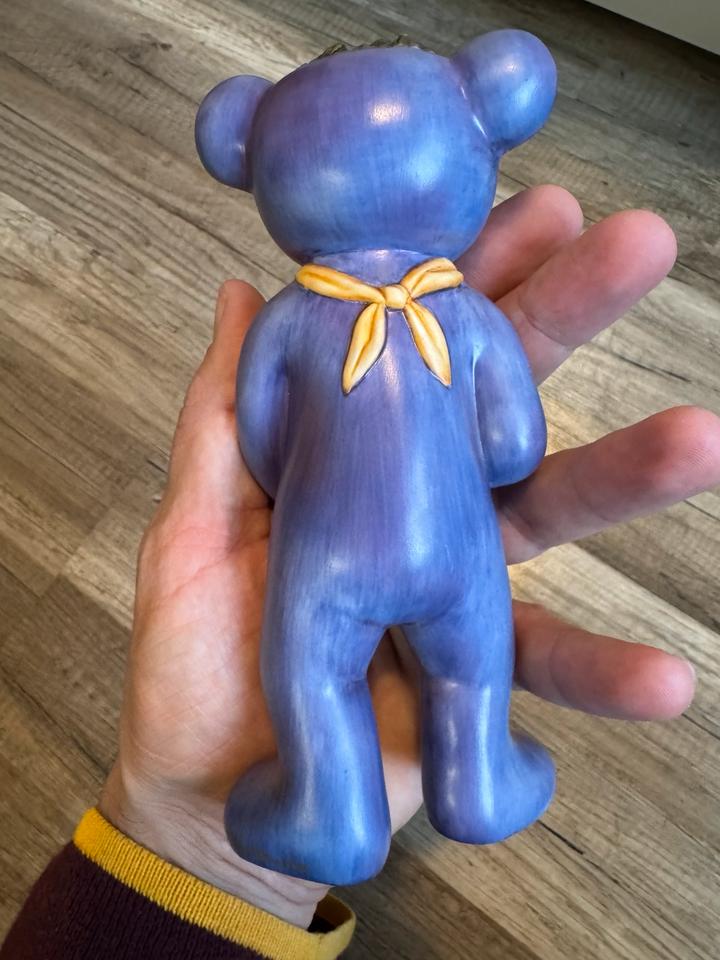 Wachtmeister Teddy Bär Tibaldo Goebel Porzellan Figur lila in München