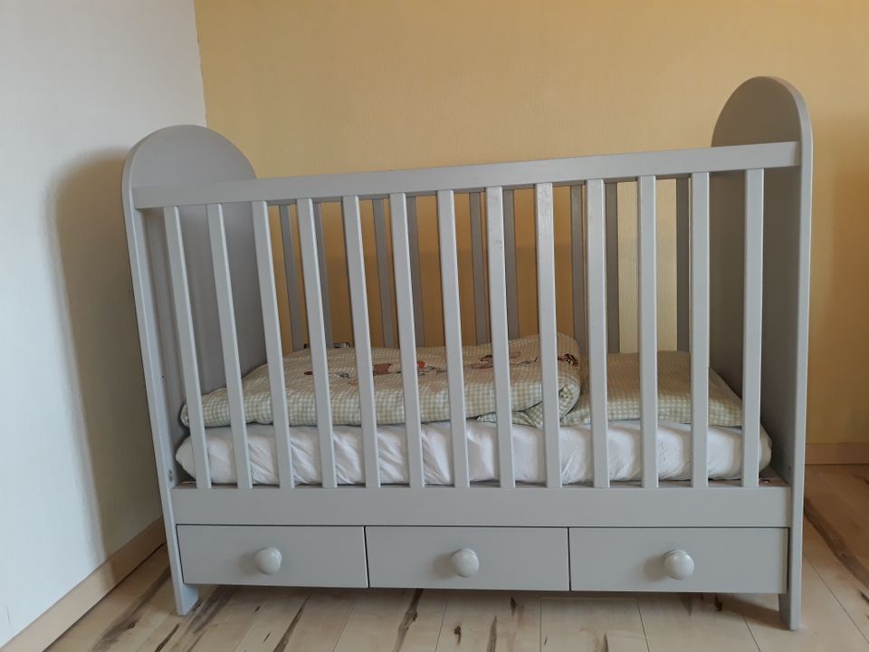 Babybett Gonatt von IKEA mit Matratze und Zubehör - Komplett-Set in Lemgo