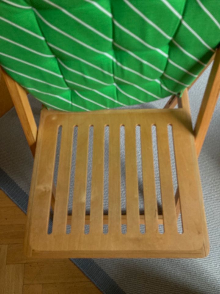 Klappstuhl aus Holz mit grünem Sitzkissen in Frankfurt am Main