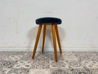 WMK Wunderschöner vierbeiniger Mid-Century Hocker mit tollem blauen Polsterbezug und konischen Beinen # Hocker Fußhocker Sitz Vintage Retro 50er 60er - Lieferung möglich Friedrichshain-Kreuzberg - Friedrichshain Vorschau