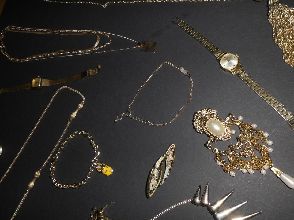 Konvolut Modeschmuck und Uhren Goldfarben in Ovelgönne