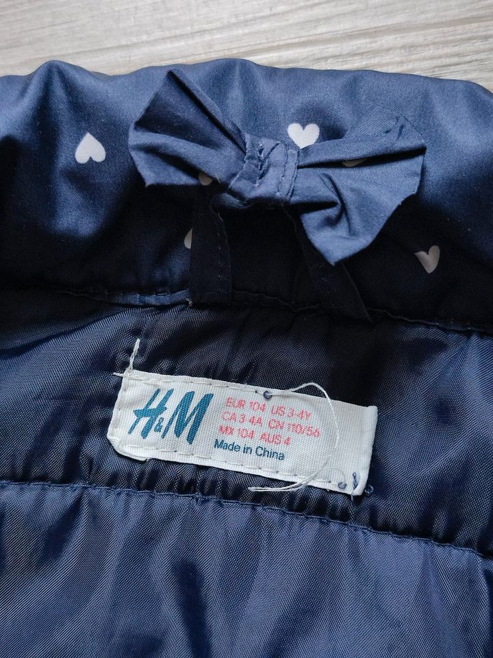 Steppjacke H&M Gr. 104, blau mit weißen Herzen in Blankenfelde-Mahlow