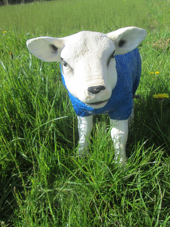 Schaf stehend blau weiß Deko Garten Figur Lamm in Hamburg