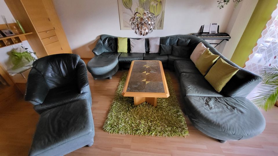 Couch Tisch Bild Teppich Lampe Wohnzimmer Leder in Sulzbach-Rosenberg
