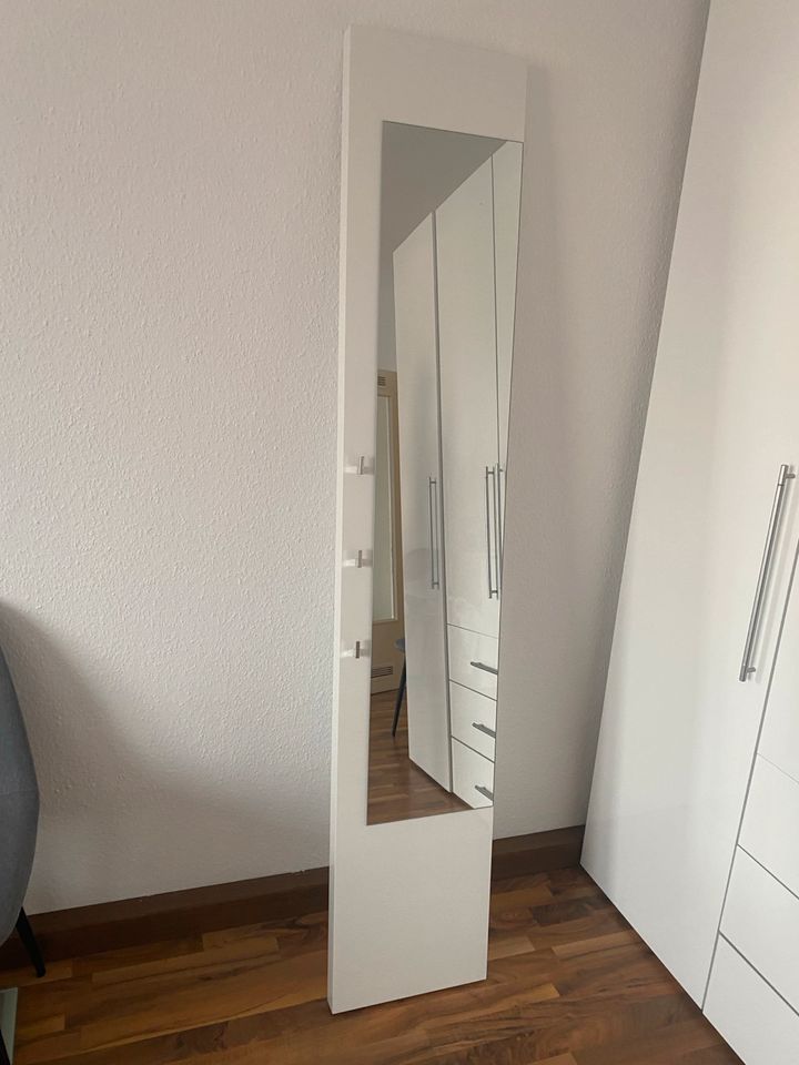Garderobe weiß mit Spiegel in Krefeld
