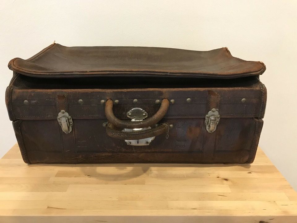 Antike Reisetasche, antiker Koffer aus Leder in Felde