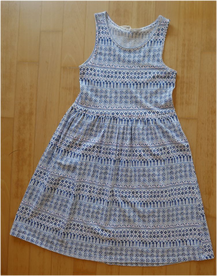 8 Kleider für Mädchen Gr. 134/140, Desigual, Kidsonly, H&M ab 5€ in Remseck am Neckar