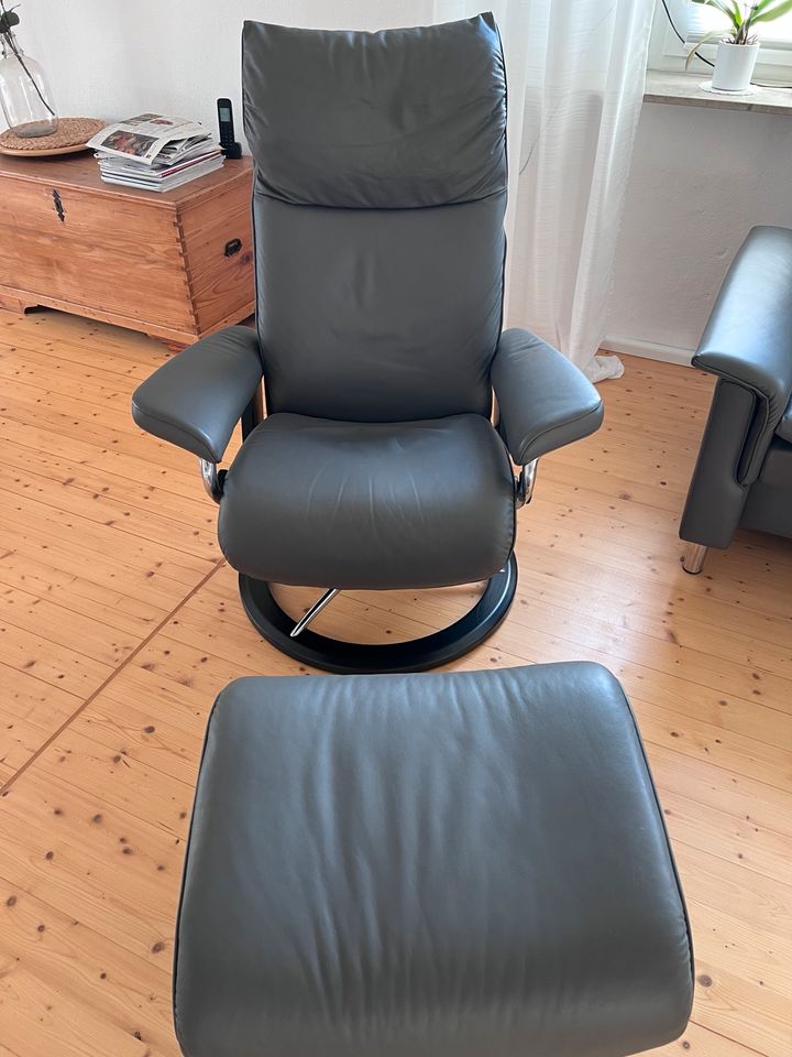 Stressless Aura - Sessel inkl. Hocker Leder grau/grey in Stadtallendorf