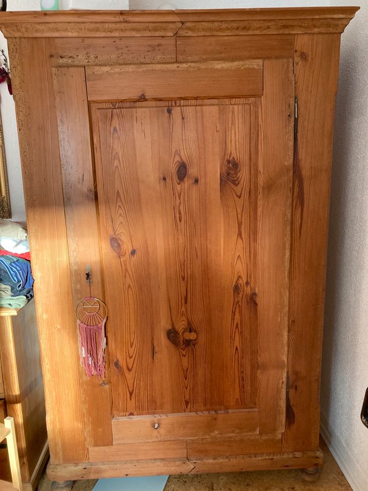 Schöner alter Schrank - Garderobe Holz in Esslingen