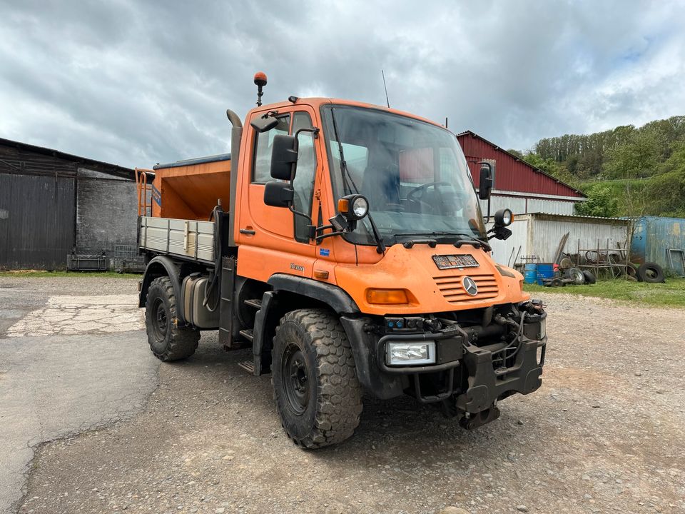 Mercedes-Benz Unimog U 300 mit Schmidt SST Winterdienst 400 500 in Odenbach