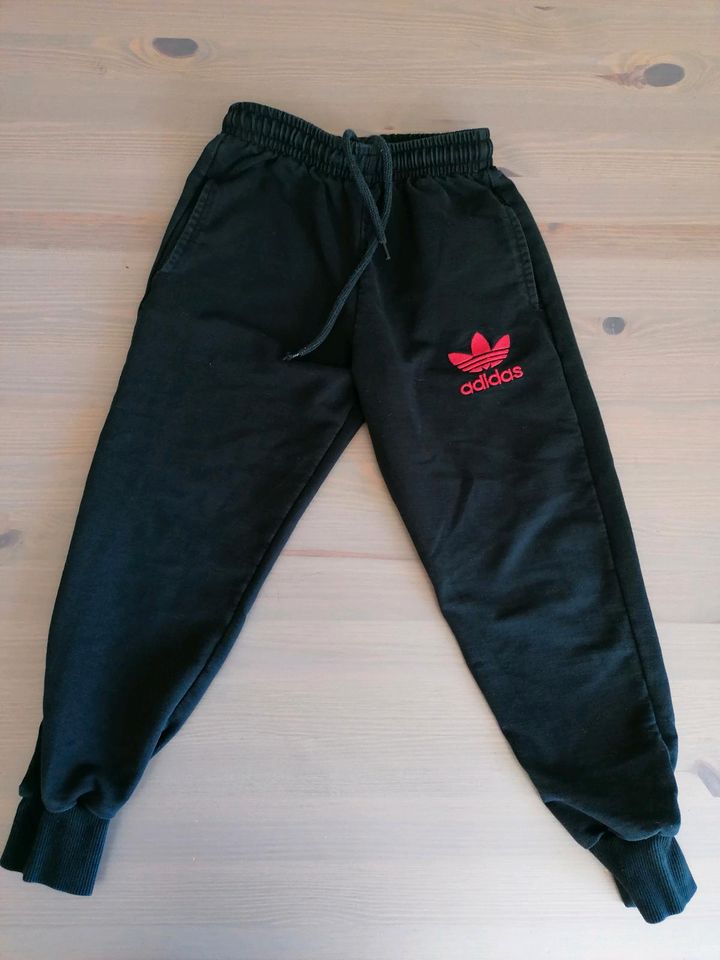 Adidas Jogginganzug Gr. 116 in Schwabmünchen