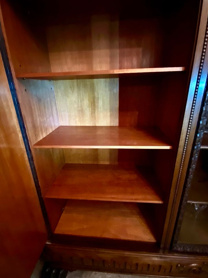 Herrenzimmer Schrank Schreibtisch Löwentatzen in Dortmund