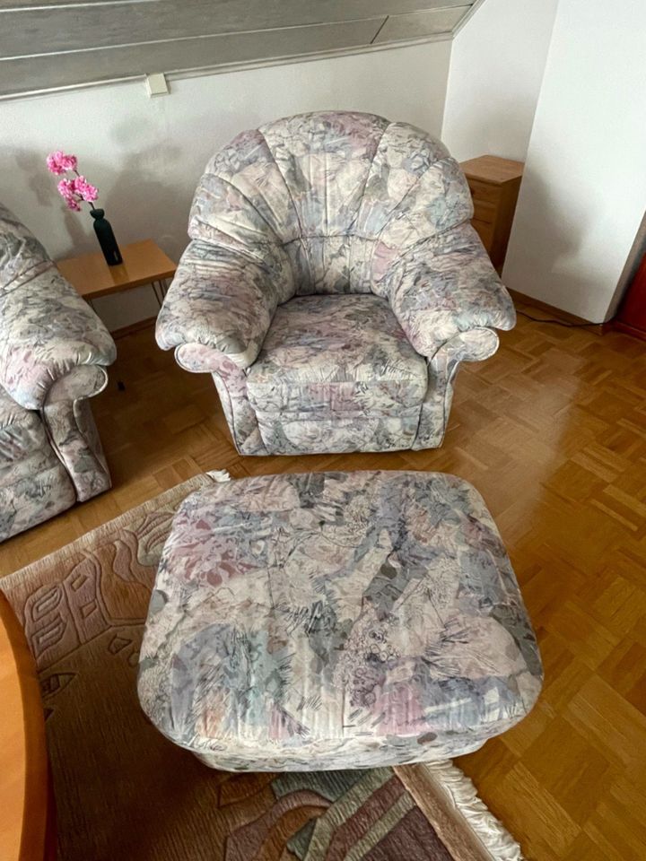 Polstermöbel Schlafsofa, Sessel, Hocker Set in Weilrod 