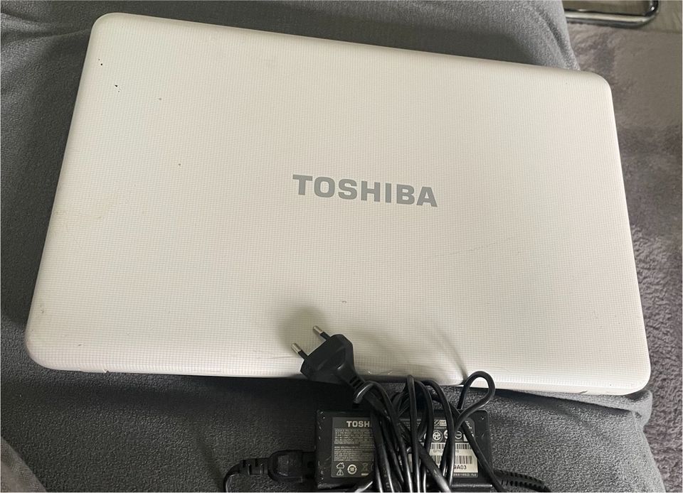 Toshiba Laptop weiß mit Ladekabel /Laufwerk in Oberhausen