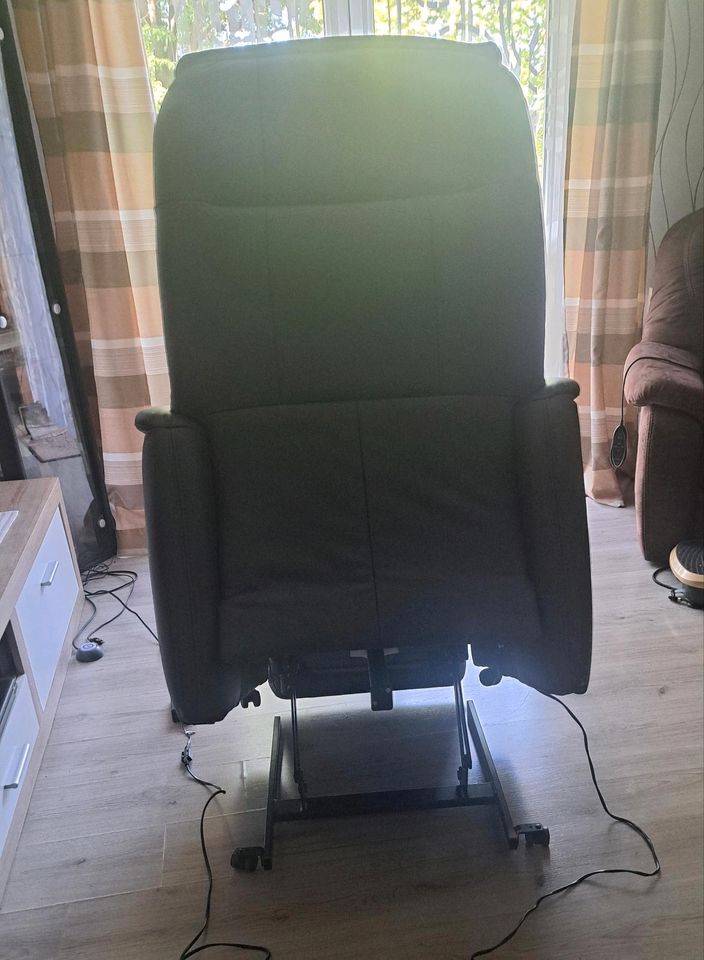 Elektrisch Sessel mit Liegeposition und Aufstehhilfe in Grevesmuehlen