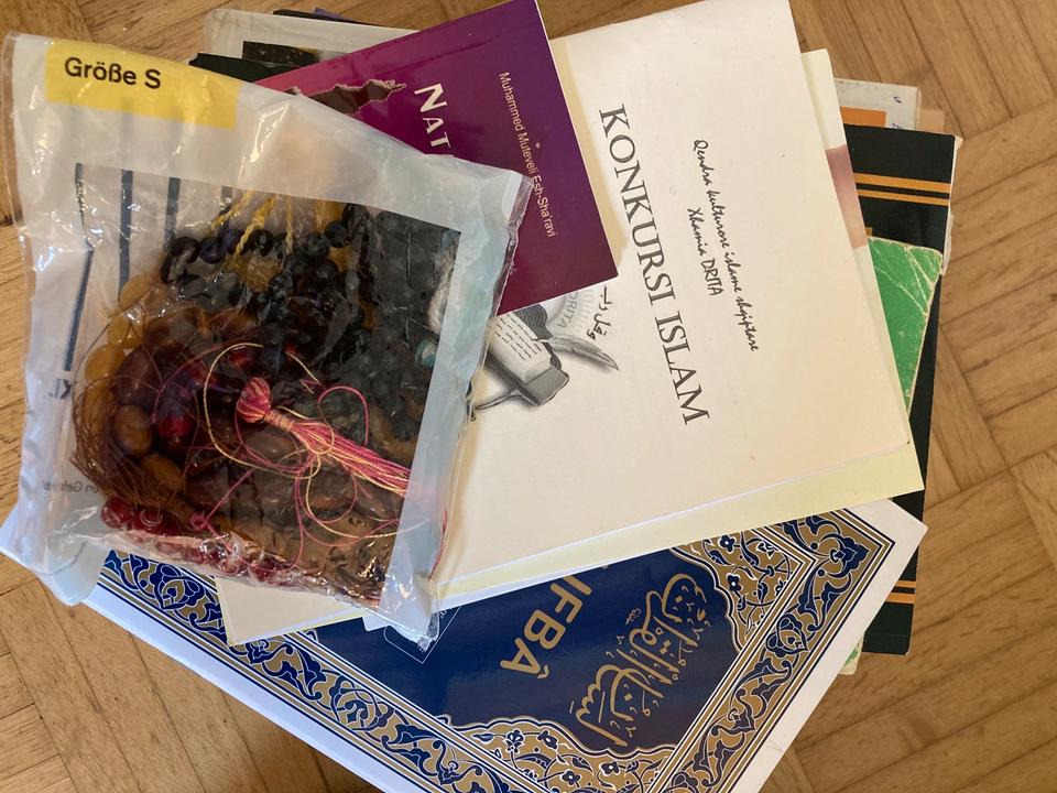 Religiöse Bücher und Gebetsketten zu verschenken in Mülheim Köln