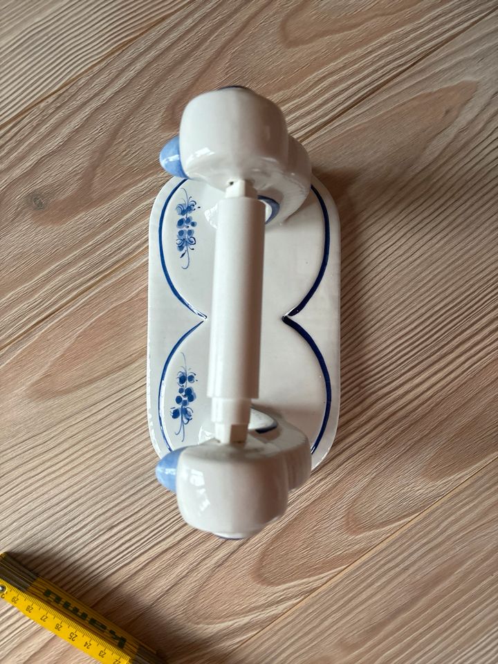 Klorollenhalter Toilettenpapierhalter Keramik blau weiß Abroller in Rostock