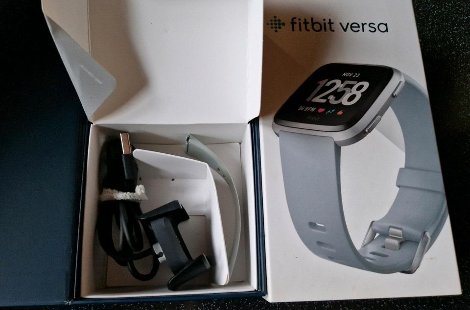 Fitbit Versa  grau Fitnessuhr/Smartwatch in Gescher