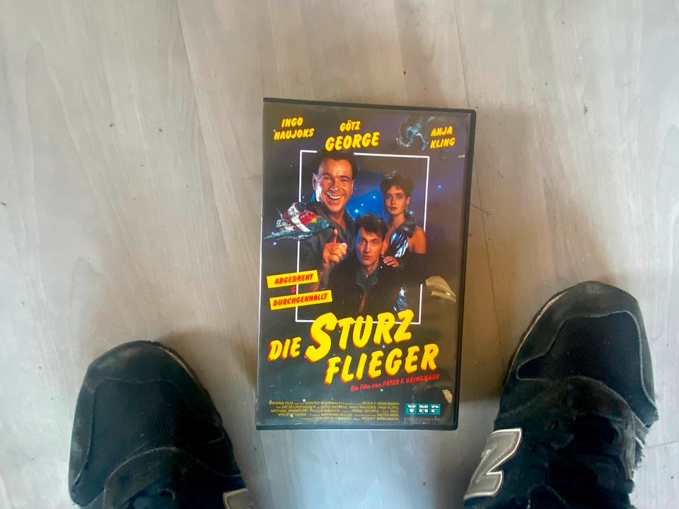 VHS - Götz George: DIE STURZFLIEGER (Ingo Naujoks, Anja Kling) in Bochum