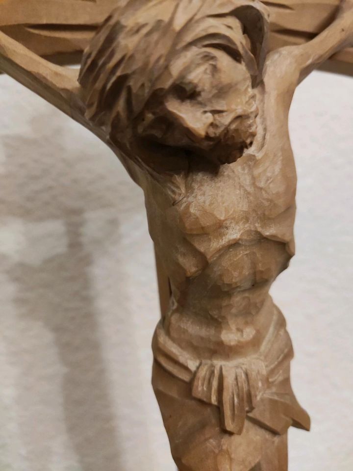 Holzkreuz Kreuz mit Christus Schnitzarbeit mit  Salzkristall in Manching