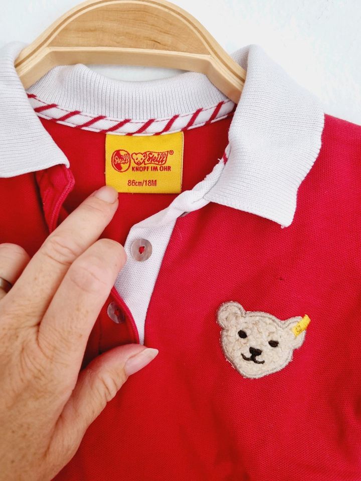 Rot weißes Steiff Poloshirt mit Kragen, Steiffbär und Schleifchen in Prien