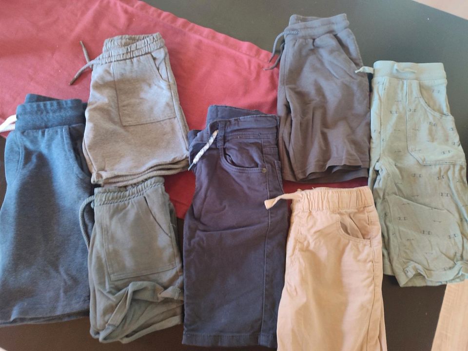 Kurze Hose 134 pro Hose 4€ in Niedenstein