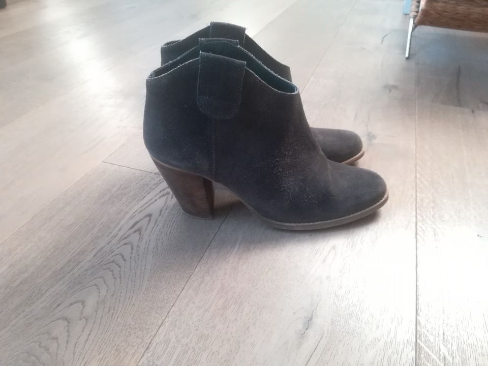 Graue Stiefelette aus Wildleder von Mango, Größe 39 in Bremen