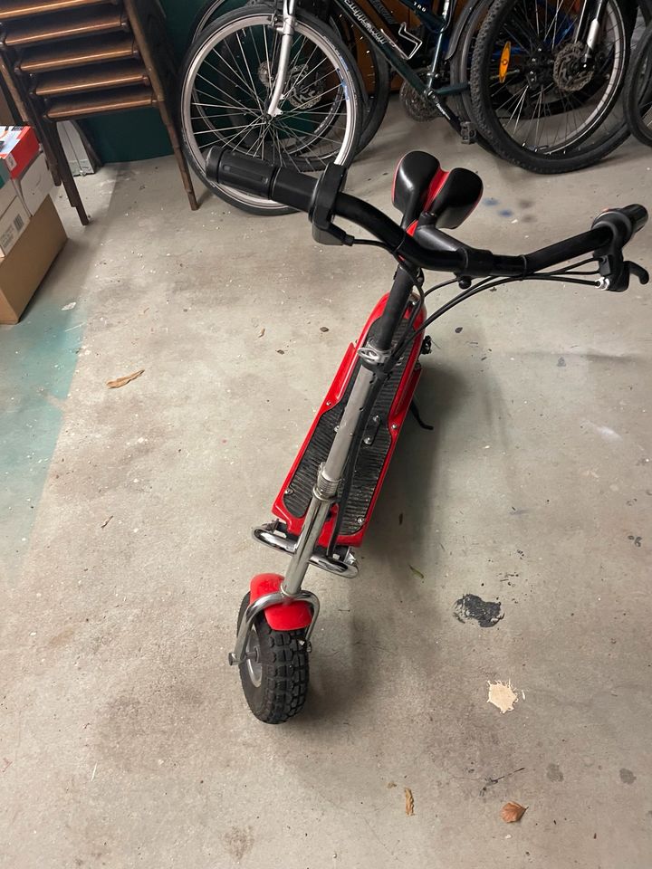 E Scooter mit sitzt in Karlsruhe