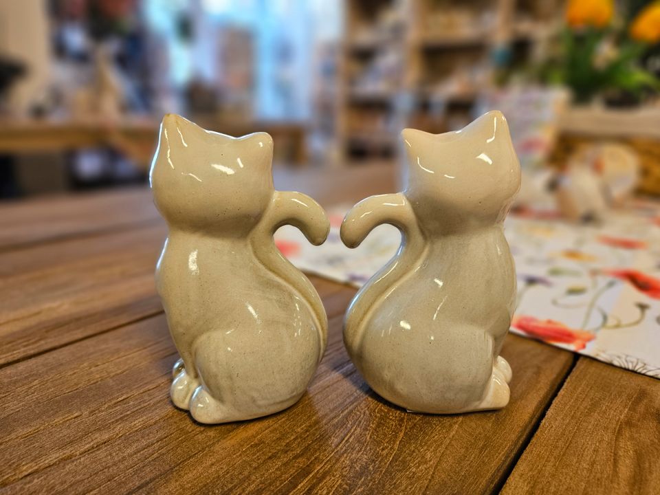 1x 2er-Set Katze creme Keramik Dekokatze Figur Skulptur in Halle