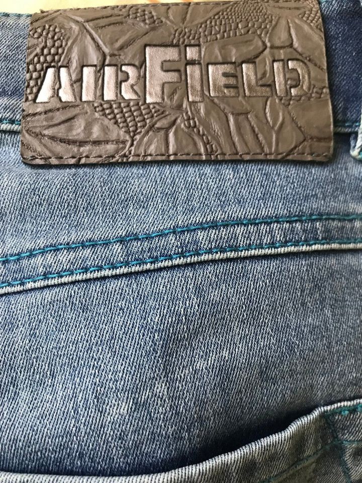 „AIRFIELD“ hellblaue Jeans Gr. 38 in München