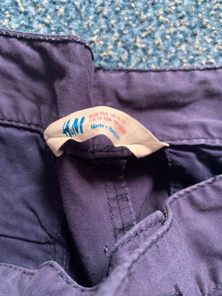 H&M Shorts / kurze Hose/ Mädchen Farbton eher Blau als LilGr. 152 in Lilienthal