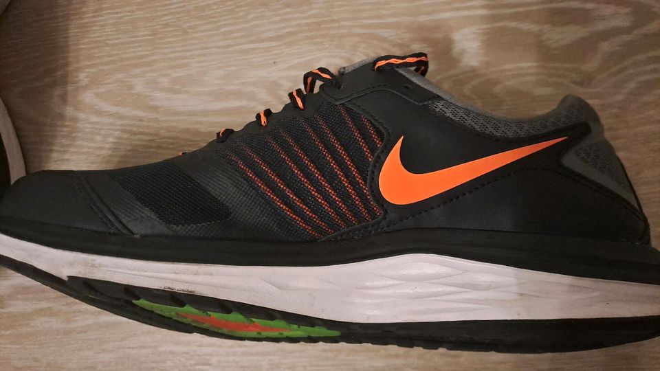 Herren Nike Schuhe Gr. 42,5 Dual Fusion schwarz-orange, Sneaker in Düsseldorf
